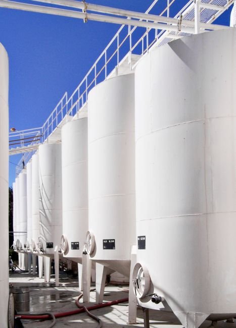 ​Limpieza y mantenimiento de tanques de balance (balance tanks) en líneas de recepción de leche.